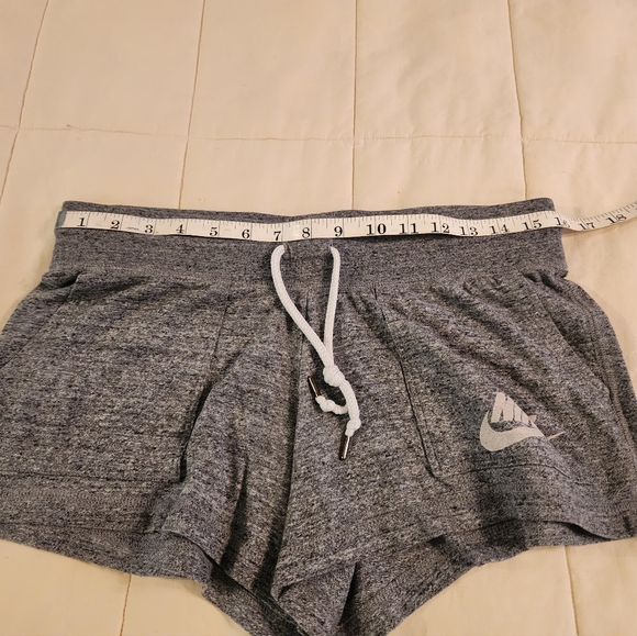 Nike Women's Heathered Gray Knit Logo Shorts Size Medium EUC Pockets - Picture 4 of 9